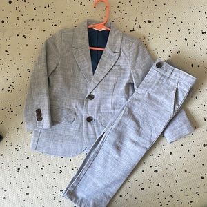 Light gray blazer/dress pants toddler size T2 very good condition